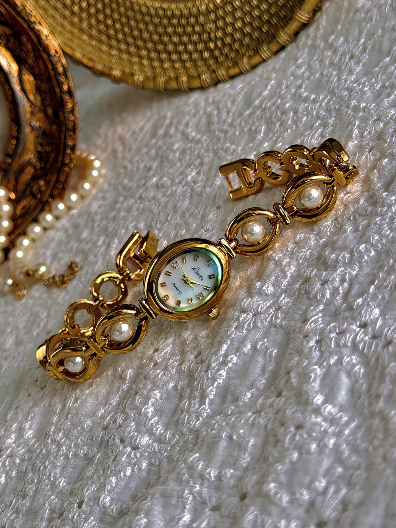 {{ product.title }} β Elegant {{ product.type }} crafted from {{ product.material }} by {{ product.vendor }}