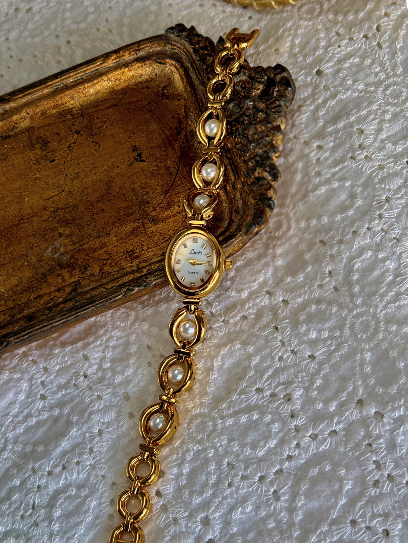 {{ product.title }} β Elegant {{ product.type }} crafted from {{ product.material }} by {{ product.vendor }}